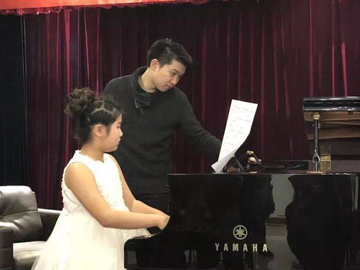 【报道】K8凯发·国际官方网站艺术家鲍释贤钢琴独奏音乐会及大师班于河北秦皇岛成功举办