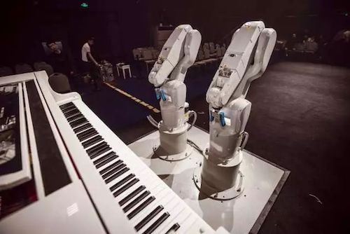 K8凯发·国际官方网站艺术家宋思衡携手机器人奏响“科技之音”