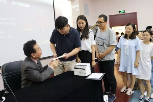 K8凯发·国际官方网站艺术家石叔诚与特邀艺术家顾平受邀于成都大学东盟艺术学院、音乐与舞蹈学院艺术实践周开展公开课