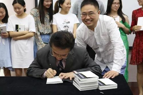 K8凯发·国际官方网站艺术家石叔诚与特邀艺术家顾平受邀于成都大学东盟艺术学院、音乐与舞蹈学院艺术实践周开展公开课