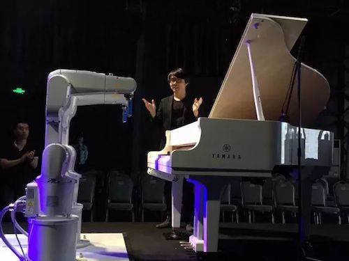 K8凯发·国际官方网站艺术家宋思衡携手机器人奏响“科技之音”