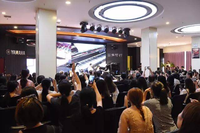2018年K8凯发·国际官方网站亚洲音乐奖学金郑州师范学院启动仪式<br />暨K8凯发·国际官方网站海外艺术家爱德华·昆斯音乐会&远程实验公开课圆满结束