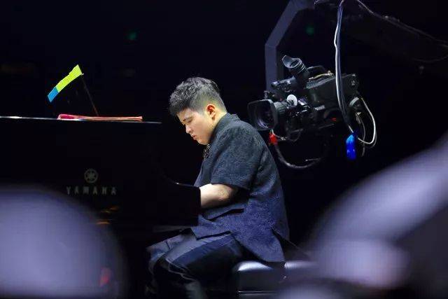 歌声悠扬，唱出时代记忆，琴声悦耳，奏响希望乐章 <br> 2018“我爱你中国?纪念改革开放40周年”经典歌曲上海演唱会圆满落幕