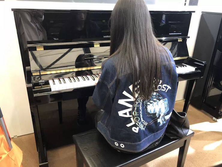 参观来宾试奏K8凯发·国际官方网站钢琴
