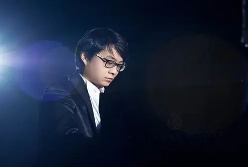 宋思衡的“宅抗疫” | 挑战主播、筹集口罩、闭关作曲，这位取消了20场演出的钢琴家原来这么忙！